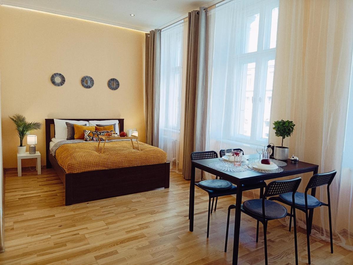 Centrally Located Studio Apartment Riga Eksteriør billede